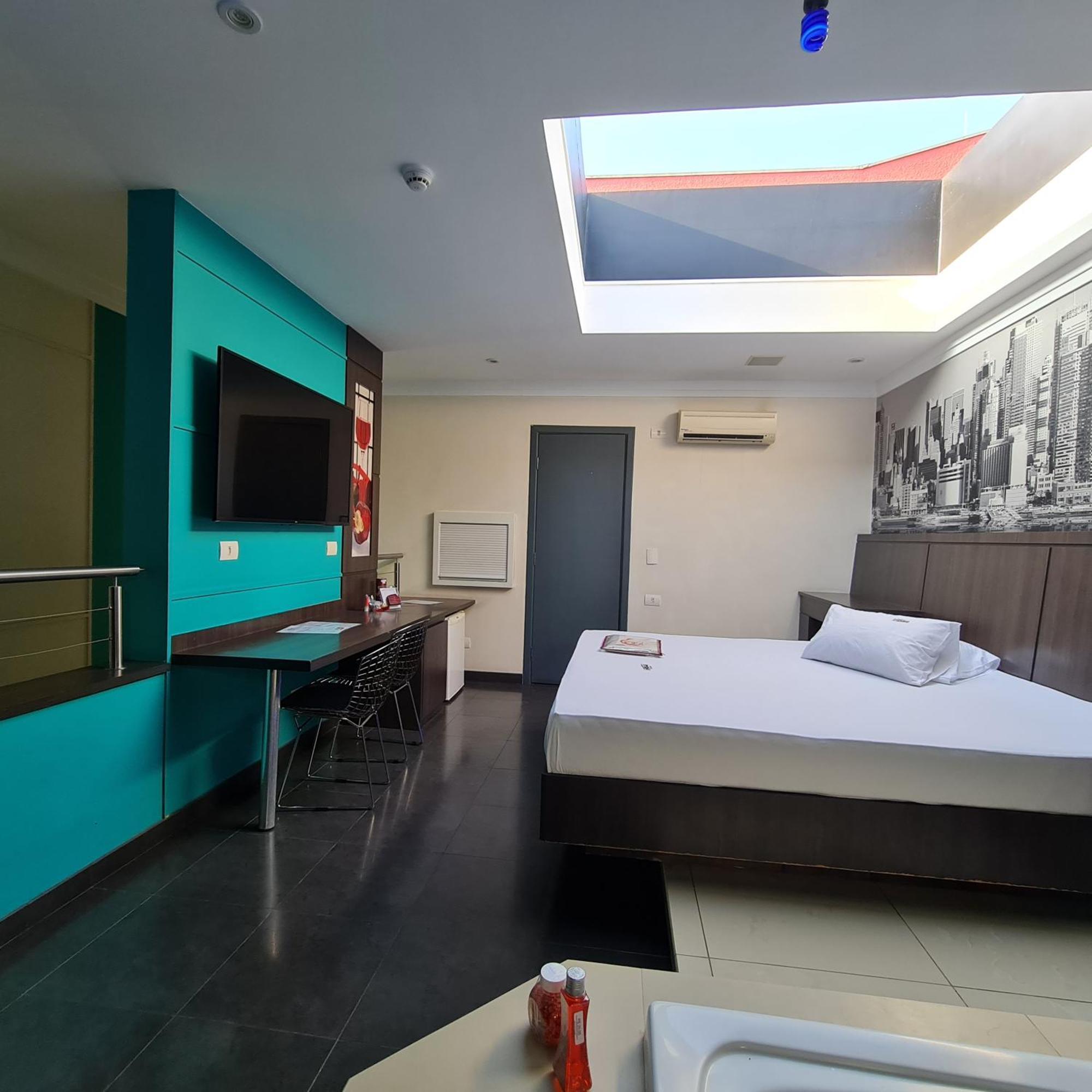 Quarto Duplo Deluxe com Teto Solar, Hidromassagem e Sauna